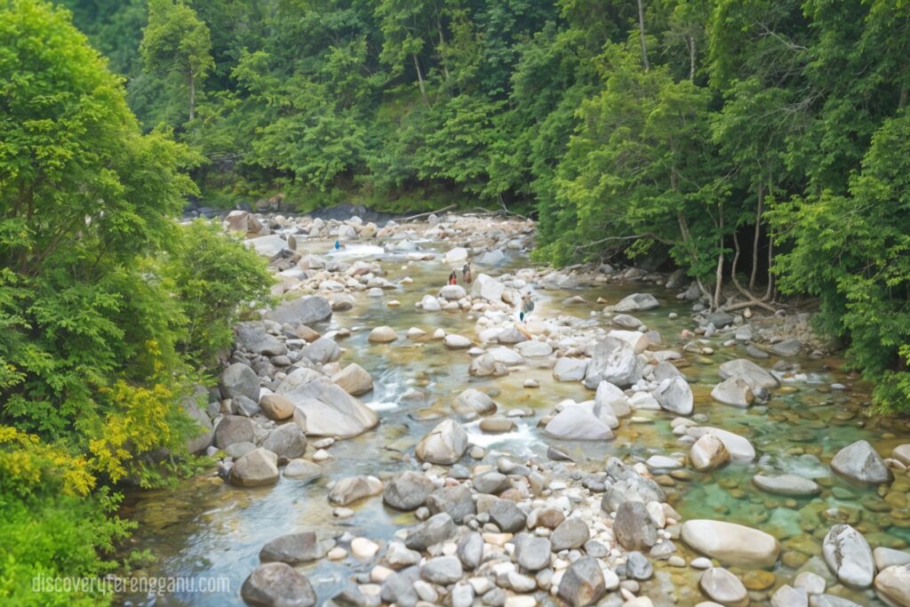Pemandangan air terjun Lata Ulu Kasar di Setiu, Terengganu, dengan air yang jernih dan hutan hijau yang rimbun