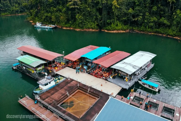 Beberapa houseboat berwarna-warni berlabuh pada pelantar terapung di Tasik Kenyir