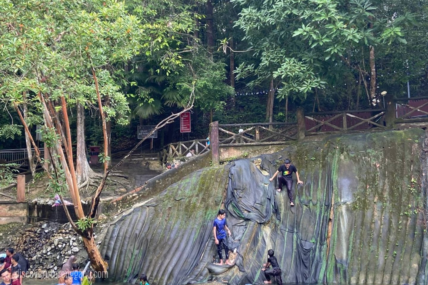 Kolam Air Panas La (La Hot Spring)