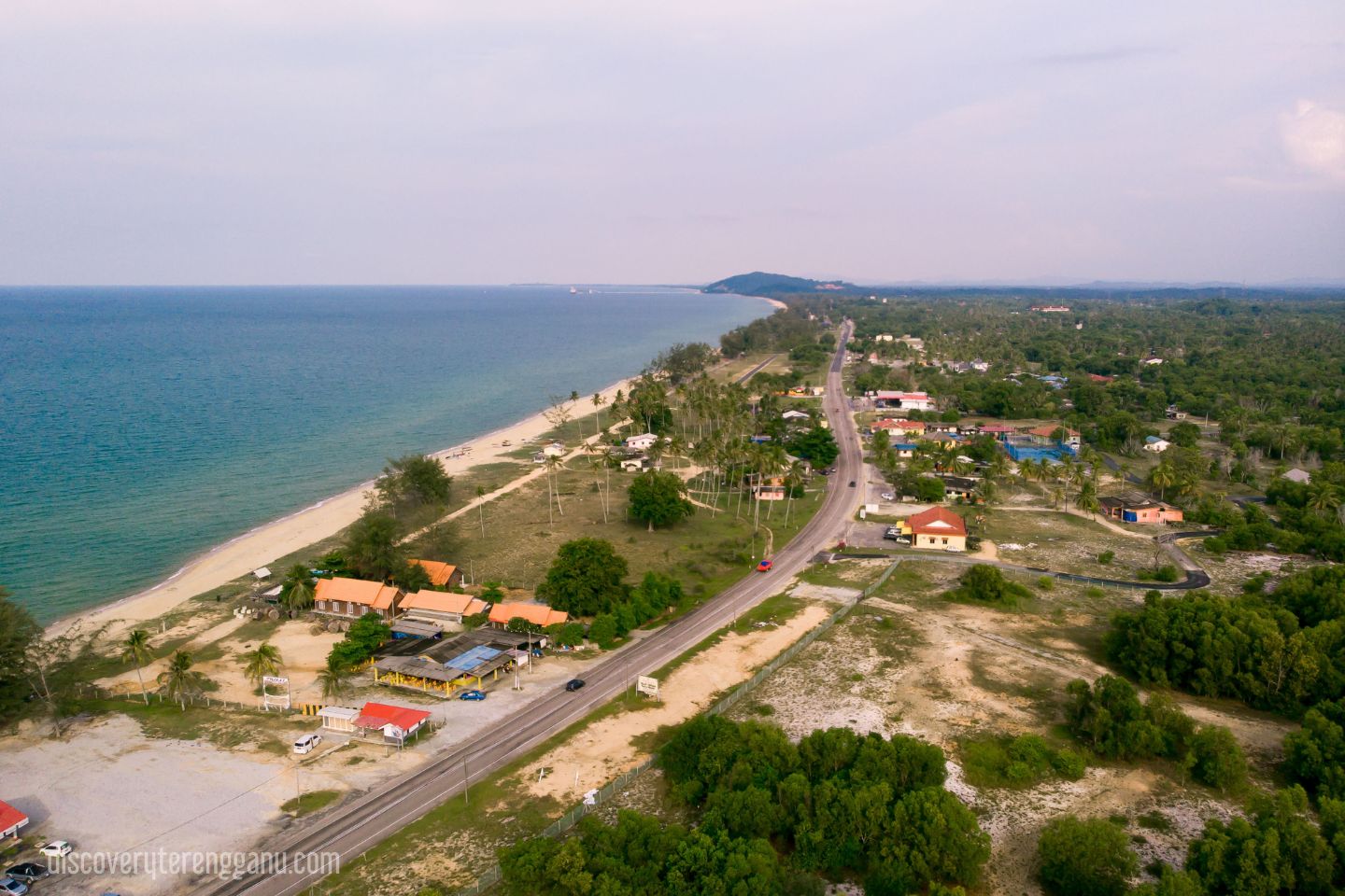 Pemandangan indah Pantai Rhu Sepuluh di Setiu, Terengganu