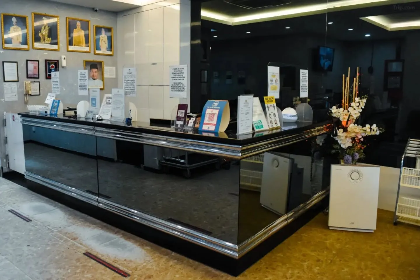 J Suites Hotel