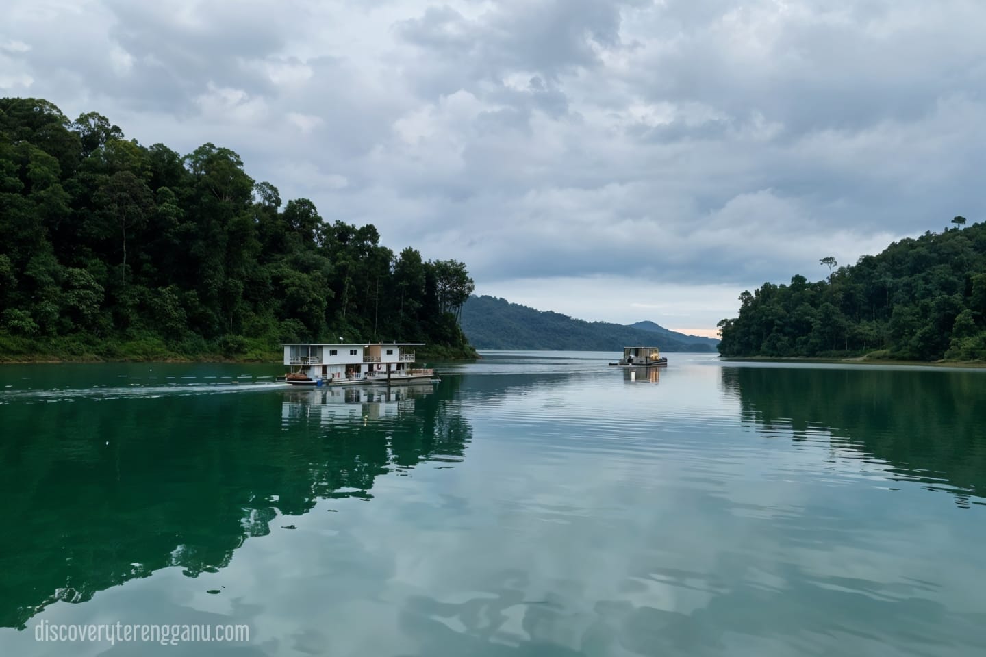 Houseboat Tasik Kenyir di Pulau Poh