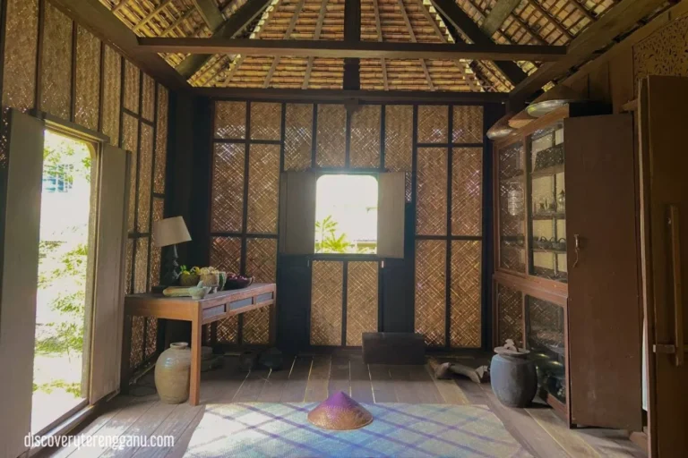 Dalaman Rumah Bujang Berpeleh 04121459