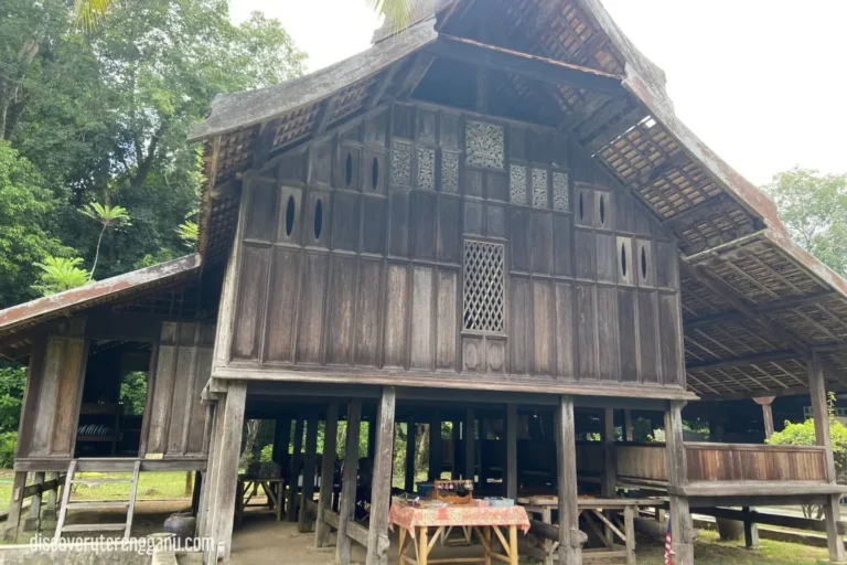 Rumah Bujang Berserambi Selasar 04121510