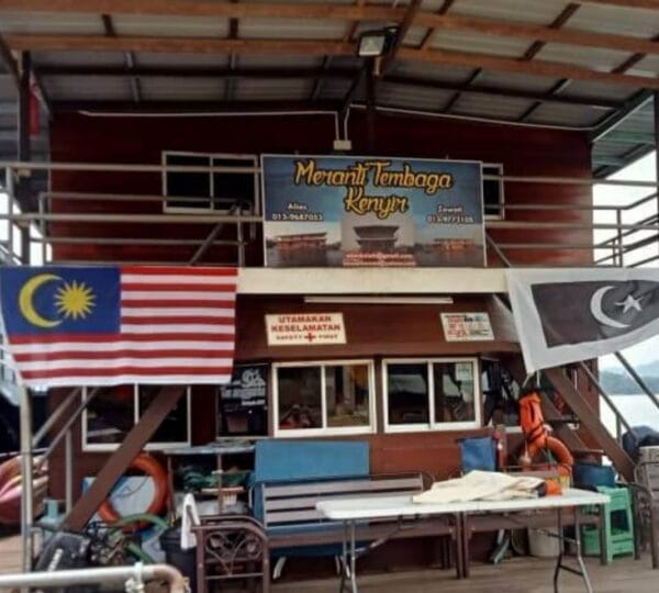 Meranti Tembaga Houseboat Cover Photo
