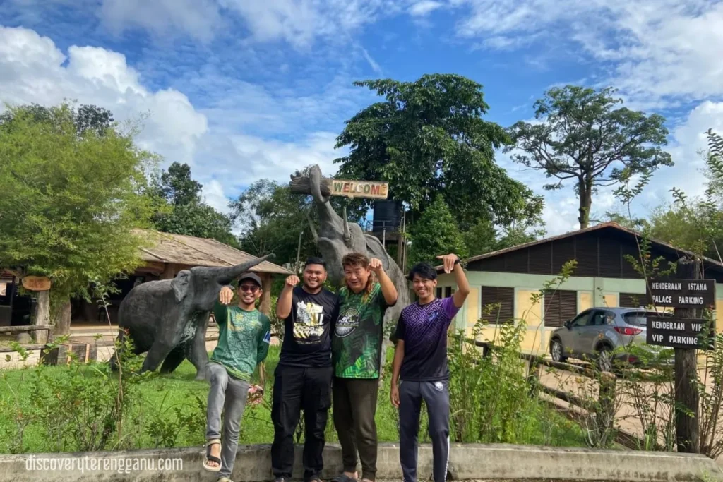 Bergambar dengan Ketua Pegawai Eksekutif Encik Ang Ching 03121204