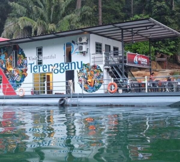 Quinara Houseboat Cover Photo