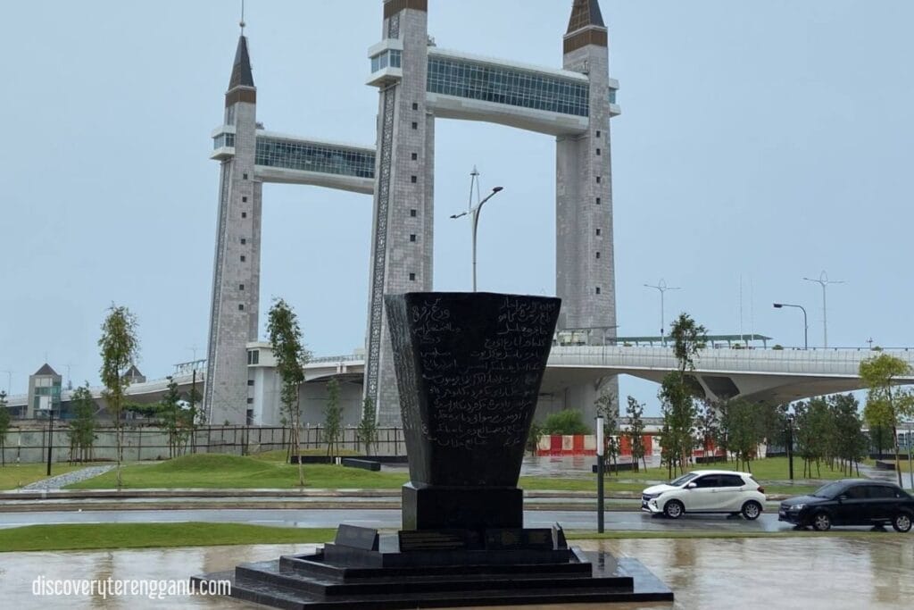 Replika Batu Bersurat di Mayang Mall