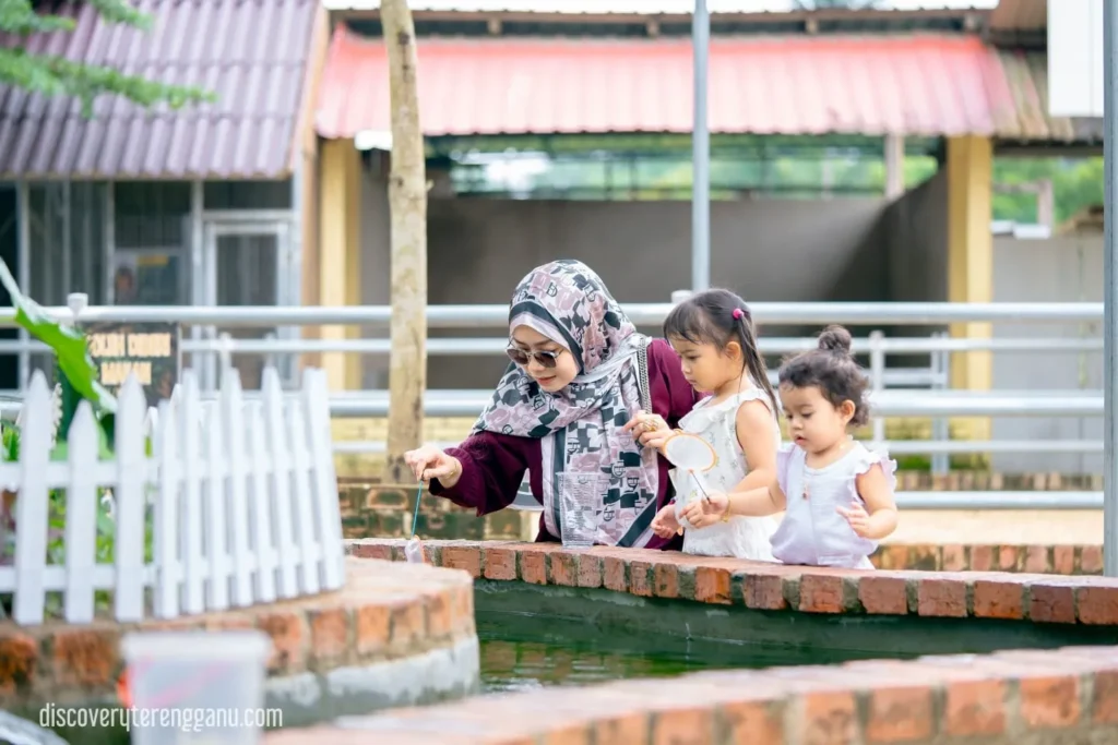 Tangguk Ikan di Petting Zoo Rimba Razia 03121446
