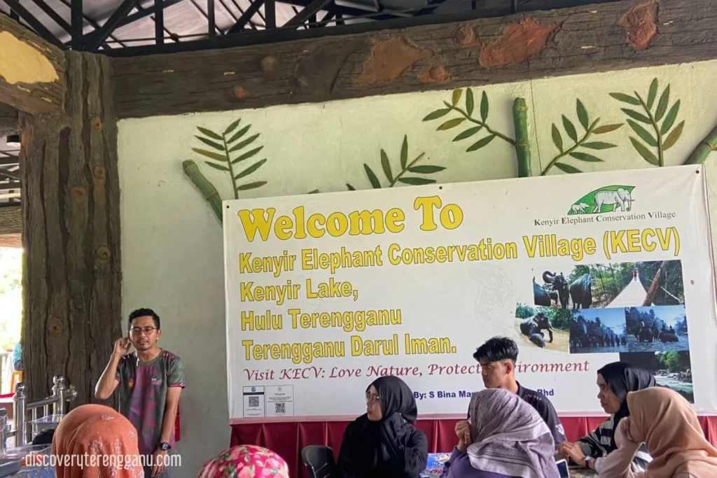 Pemandu pelancong memberikan info tentang gajah 03121120