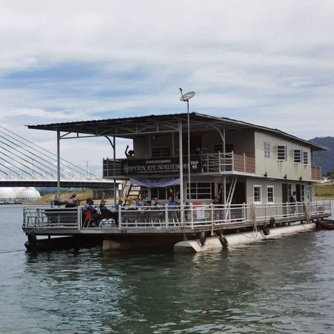 Captain Rie Houseboat Profile Photo