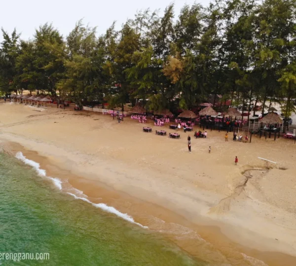 Suasana Santai di Pantai Penarik, Setiu