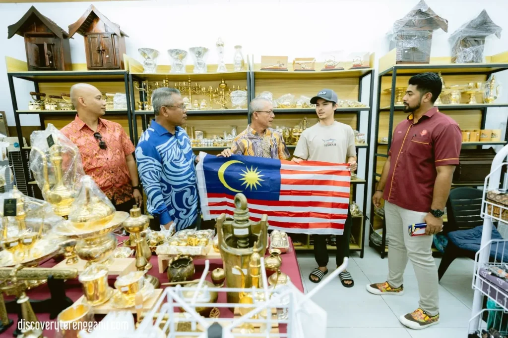 Agihan Bendera Malaysia Warnai Pasar Payang 08121155