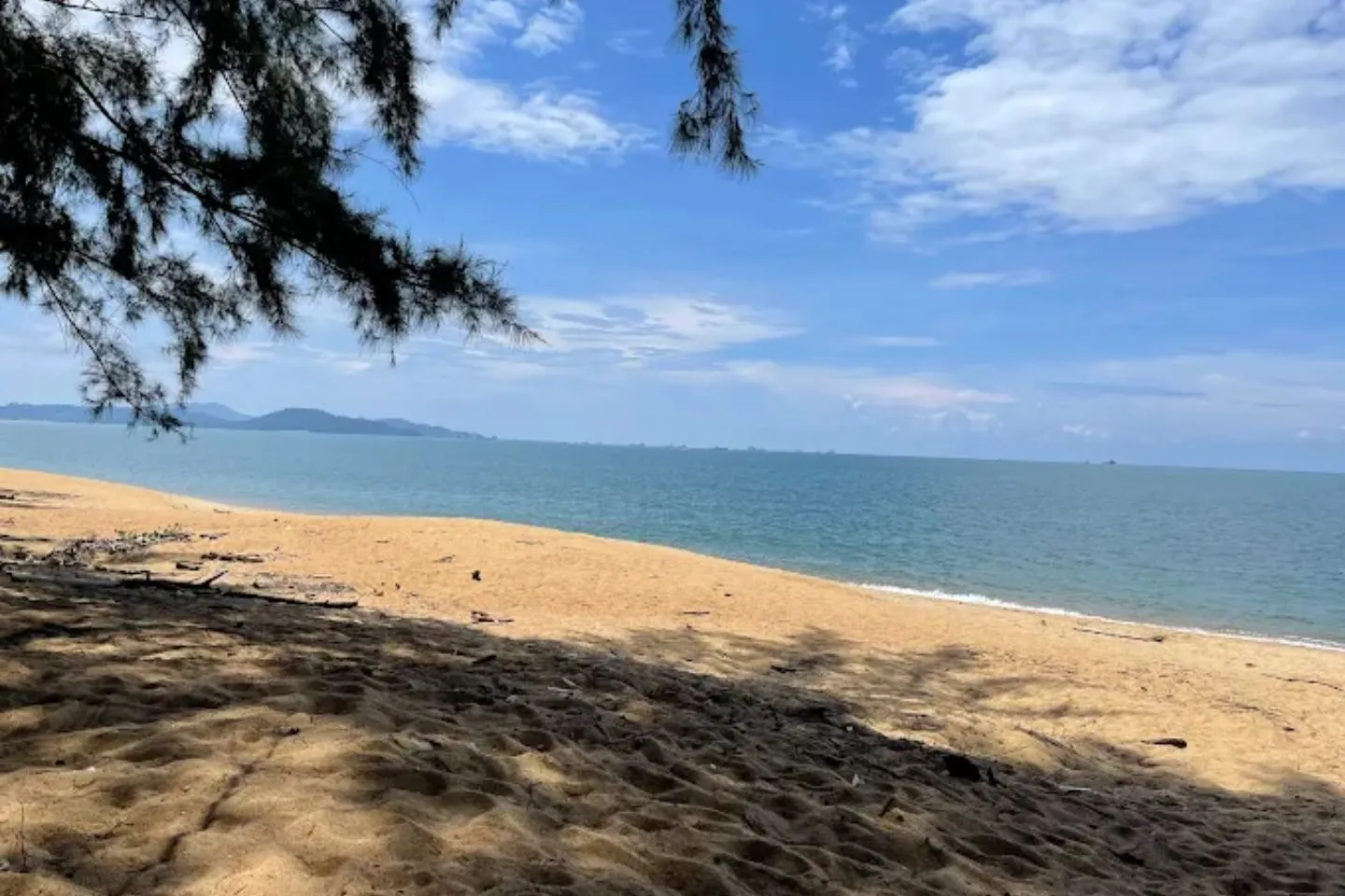 Pemandangan di Pantai Teluk Mak Nik