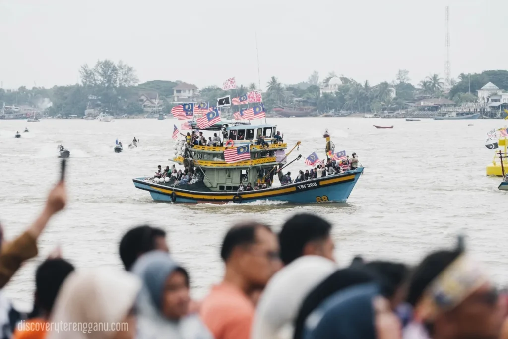 Bot dihiasi bendera Malaysia menarik minat pengunjung