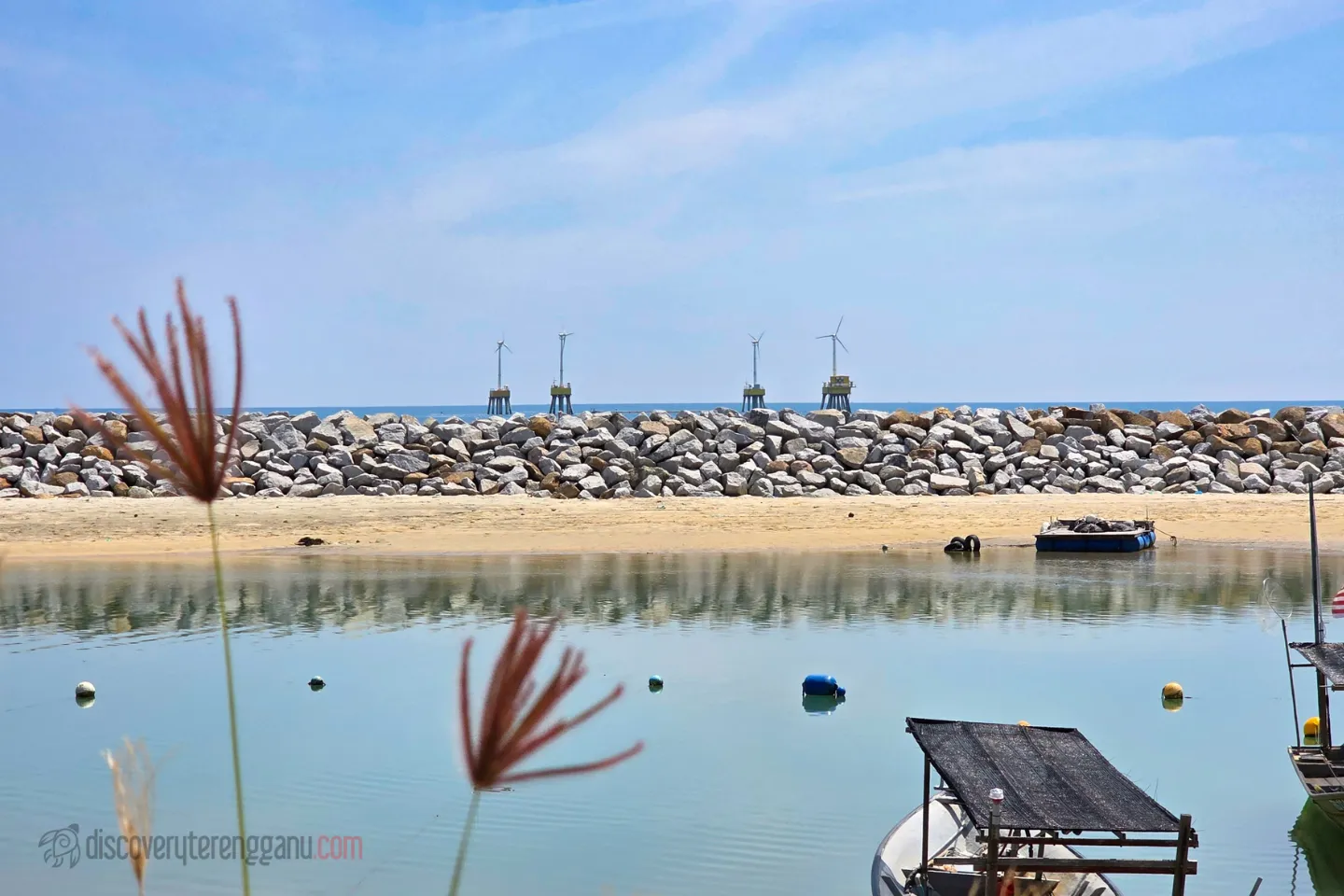 1 Pantai-Tok-Jembal-bersebelahan-dengan-Kincir-Angin-UMT