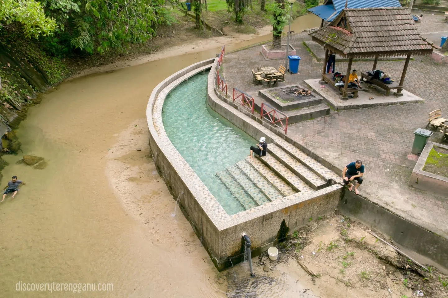 Kolam Air Panas La (La Hot Spring)