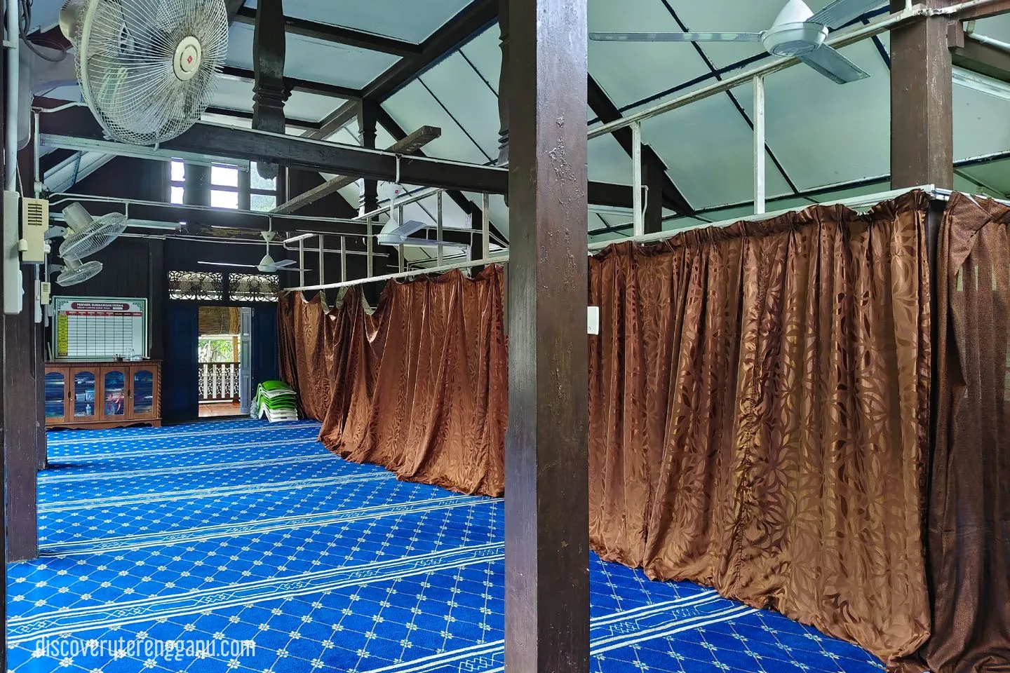 Ruangan Tempat Solat Belakang Masjid Kampung Dusun