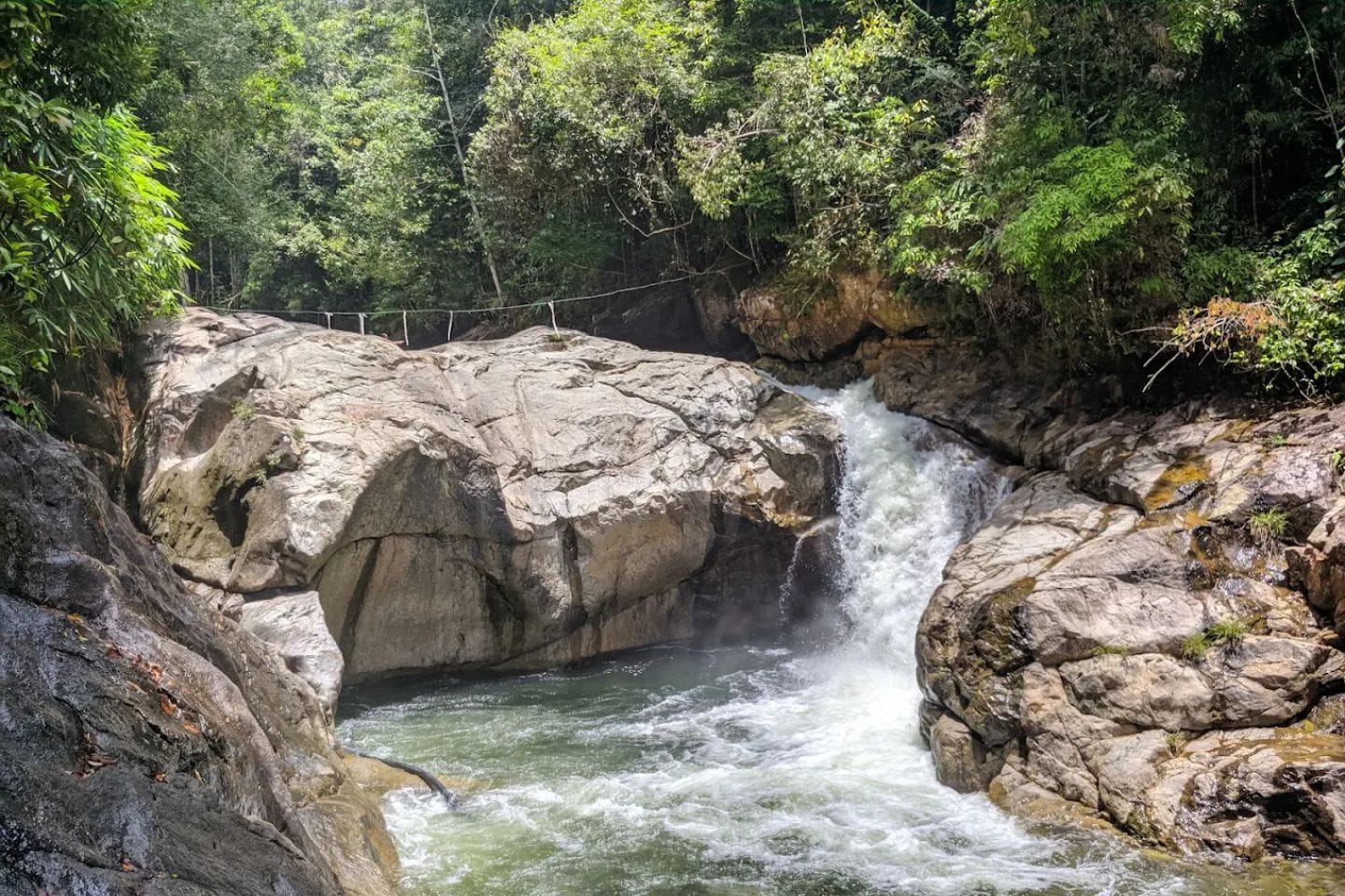 Kolam biru jernih Air Terjun Lubuk Kain, Kampung Shukur, Dungun