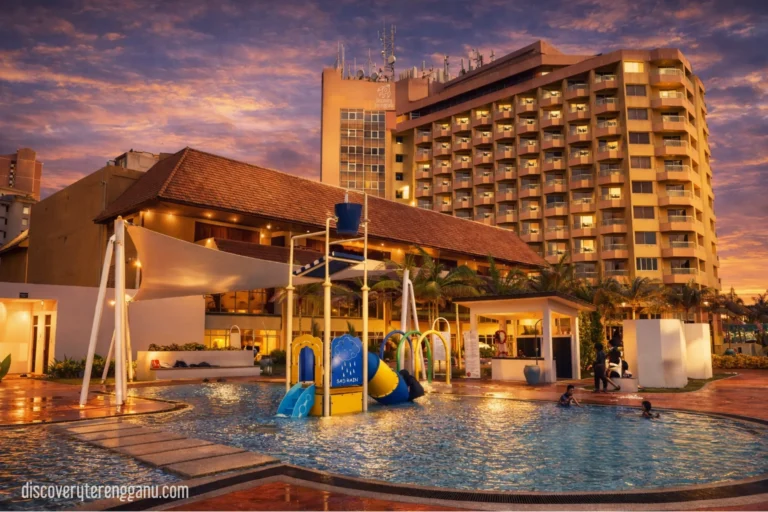 Kolam kanak-kanak dengan gelongsor di hadapan bangunan Primula Beach Hotel pada waktu senja