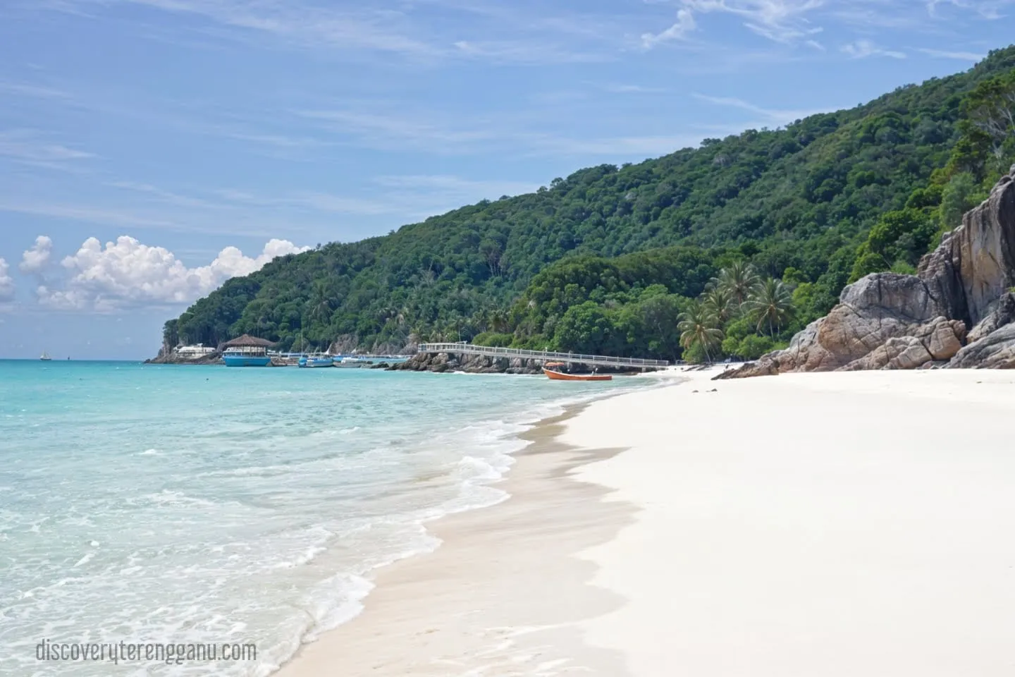 Teluk dan bukit hijau di Pulau Redang