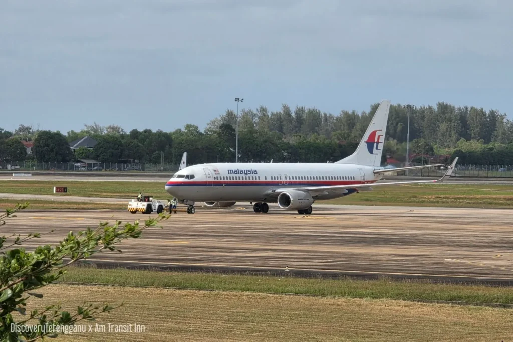 Pesawat Malaysia Airlines di landasan Lapangan Terbang Sultan Mahmud, Kuala Terengganu, dengan kenderaan tunda di hadapannya