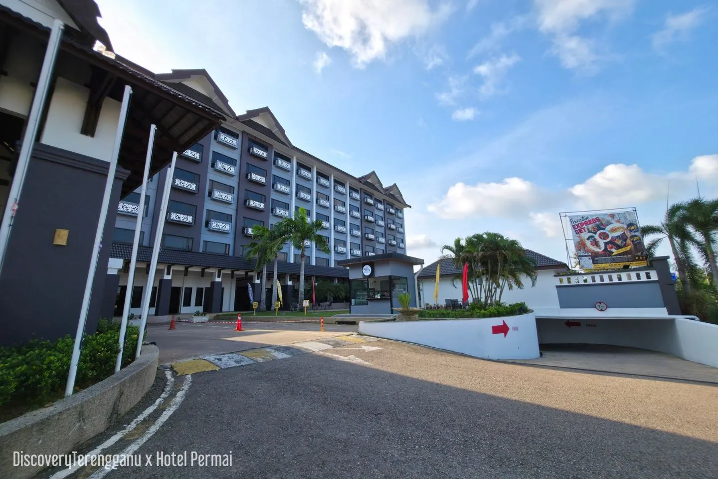 Fasad bangunan Permai Hotel Kuala Terengganu pada waktu petang
