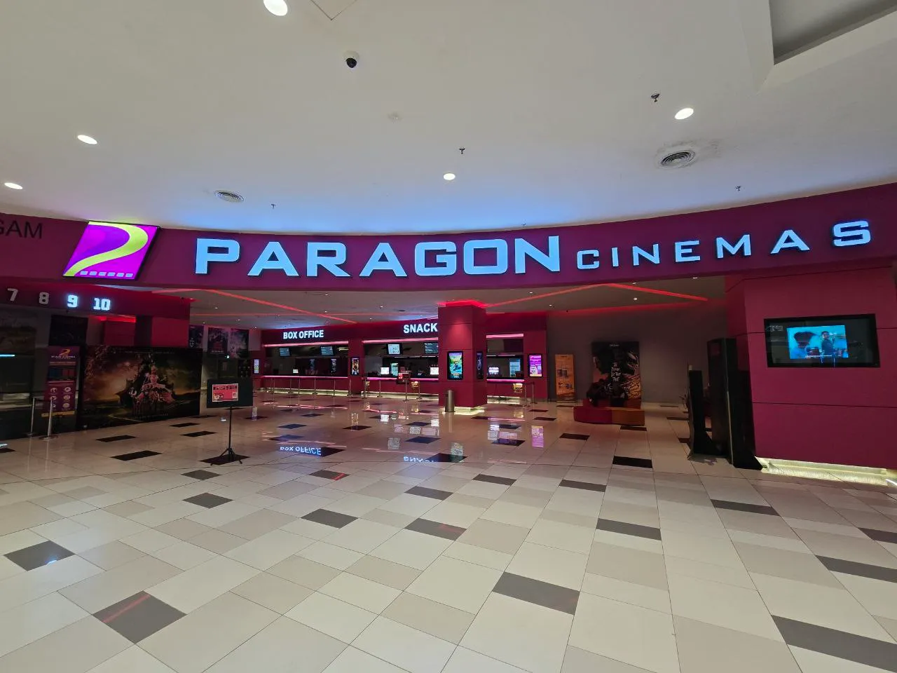 Lobi Paragon Cinemas di KTCC Mall dengan kaunter tiket dan gerai snek
