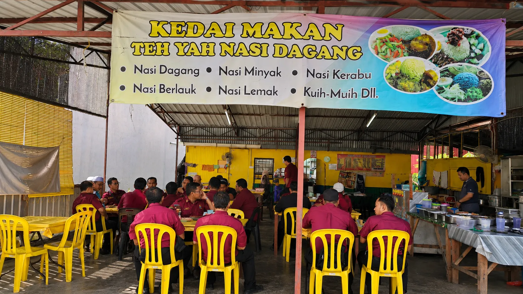 Sepanduk Kedai Makan Teh Yah Nasi Dagang di Kemaman menyenaraikan nasi dagang, nasi minyak, nasi berlauk dan nasi lemak