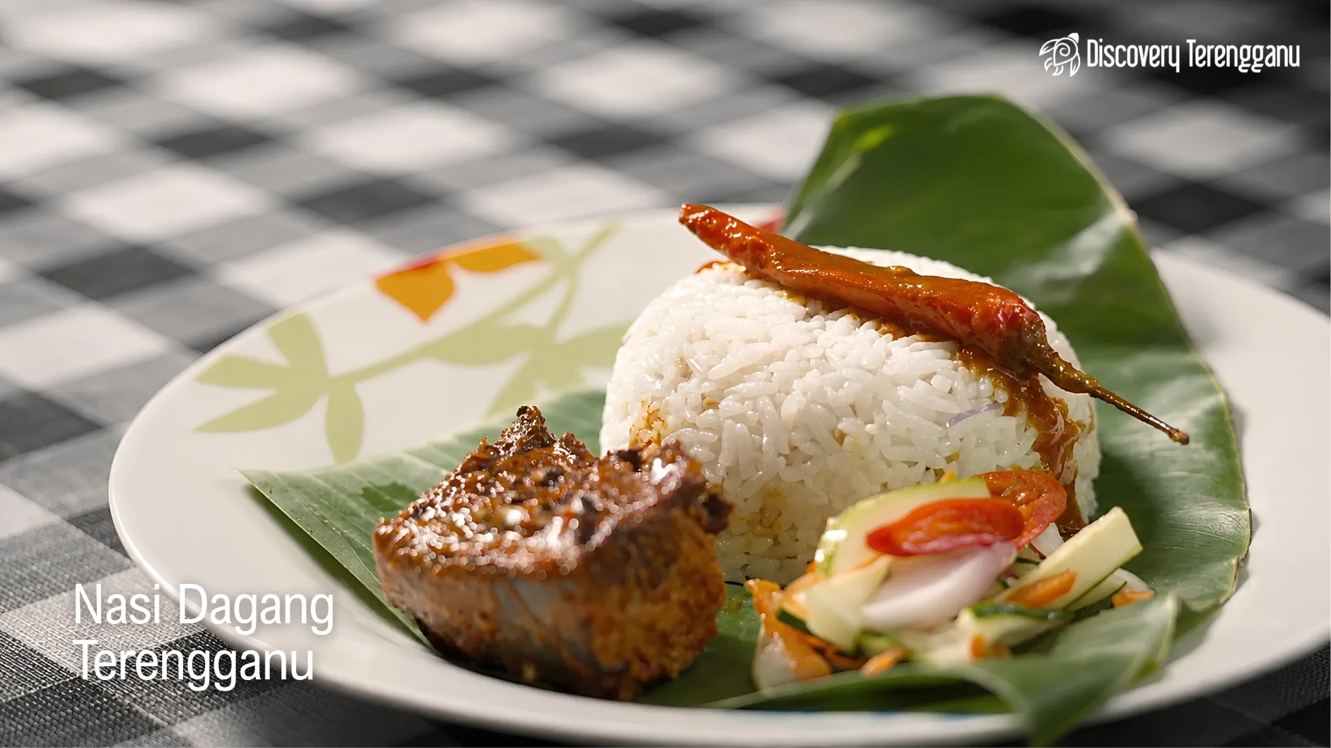 Nasi Dagang Terengganu bersama gulai ikan tongkol dan acar timun