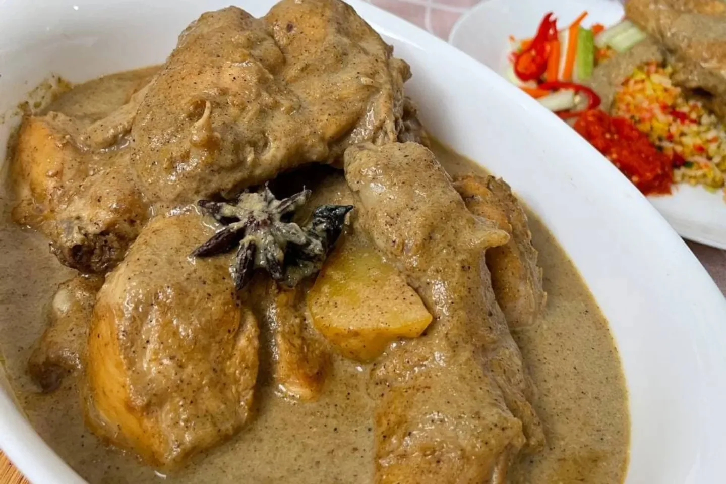 Nasi kuning yang berderai dengan warna keemasan sekata