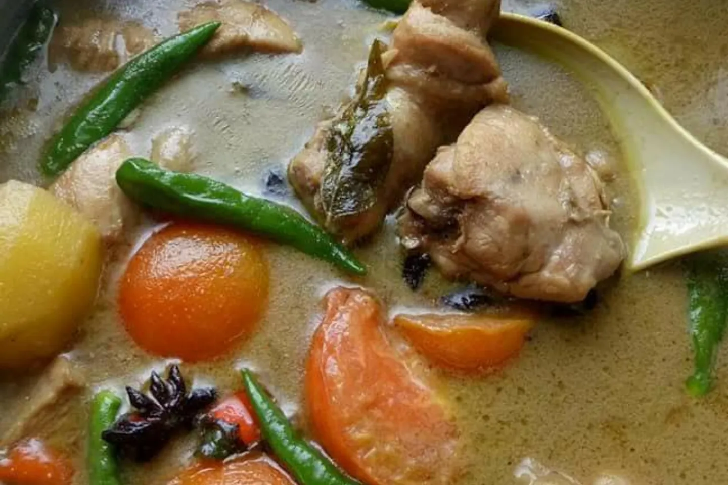 Hidangan nasi kuning ayam kurma untuk seisi keluarga