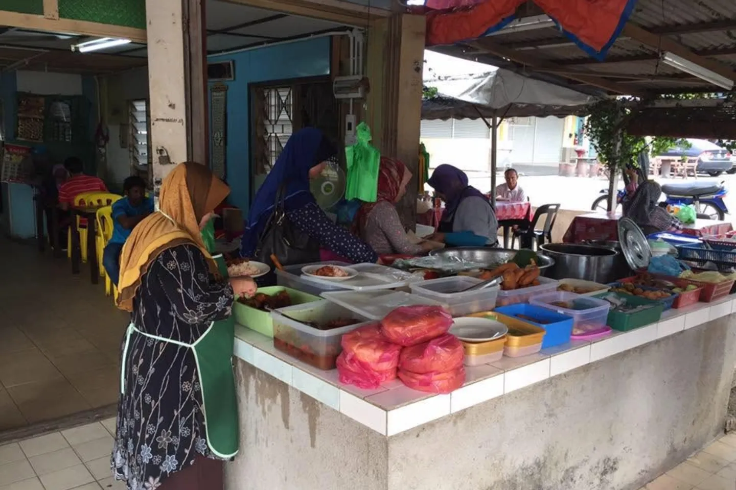 Kak Yah Nasi Dagang di Kompleks Hentian Bas MBKT Kuala Terengganu