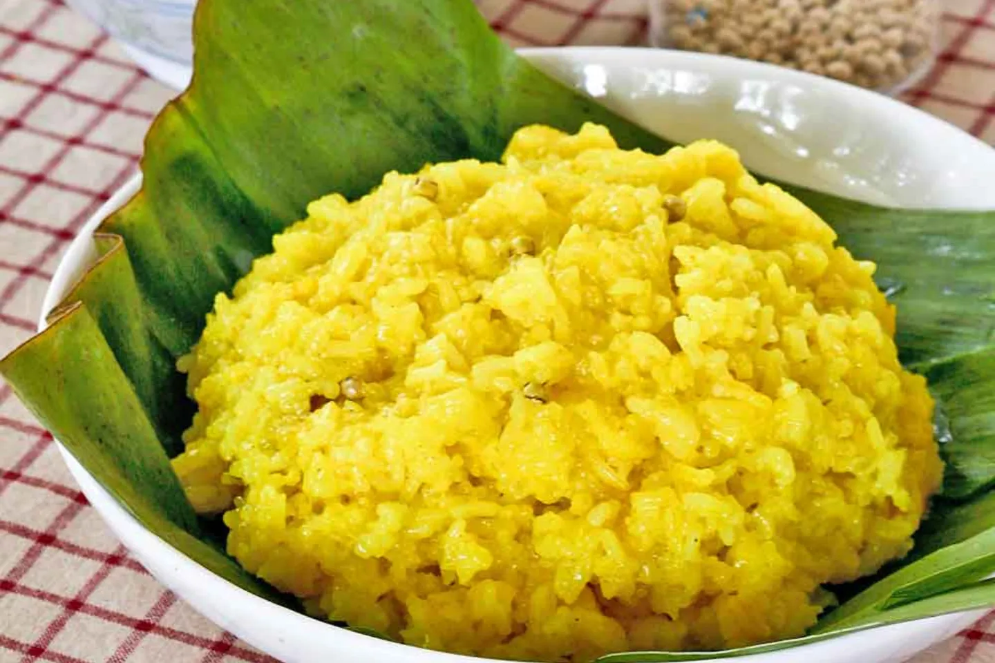 Pulut kuning berkunyit yang dikukus dan digaul santan