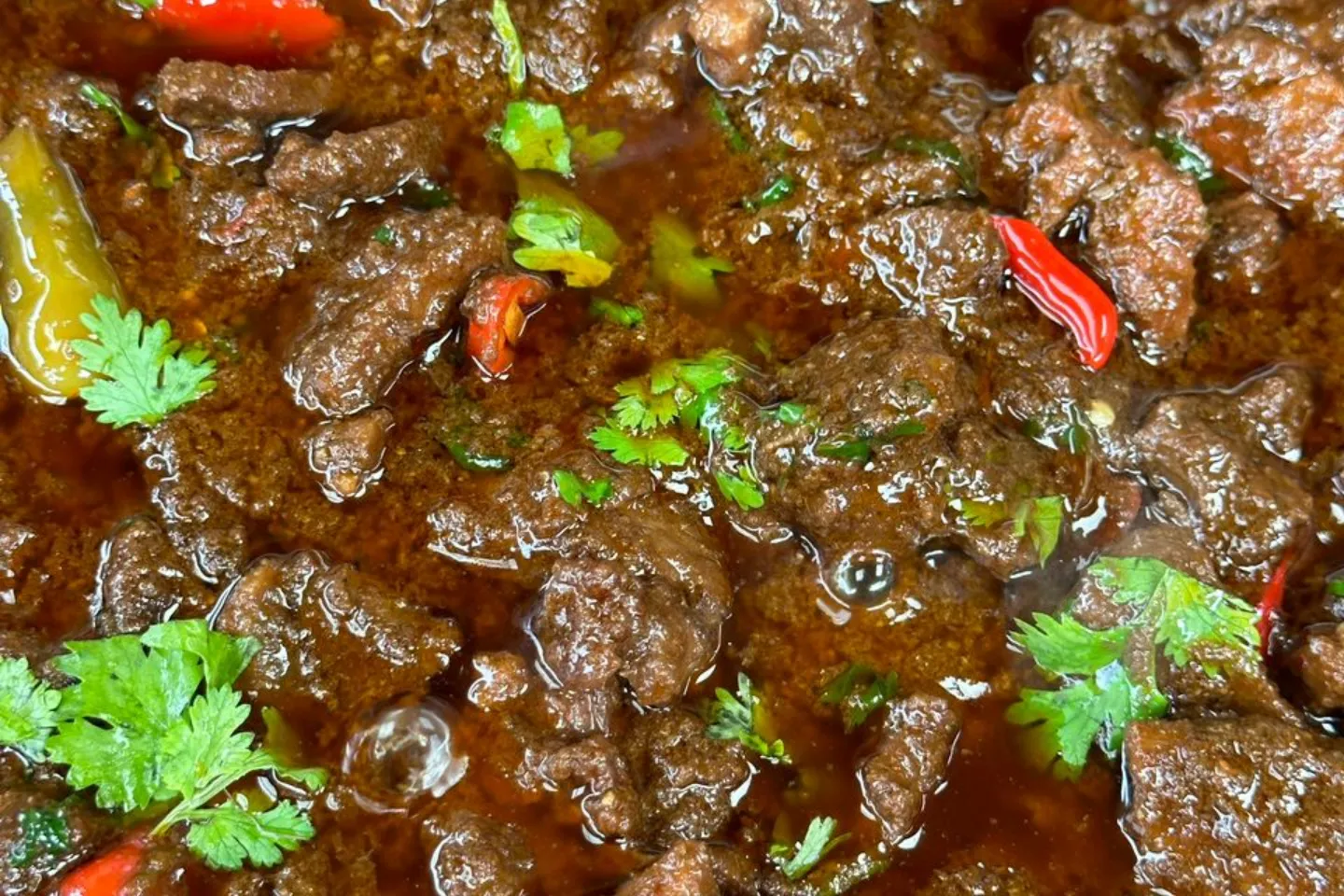 Nasi kunyit dan daging kerutub siap dihidang