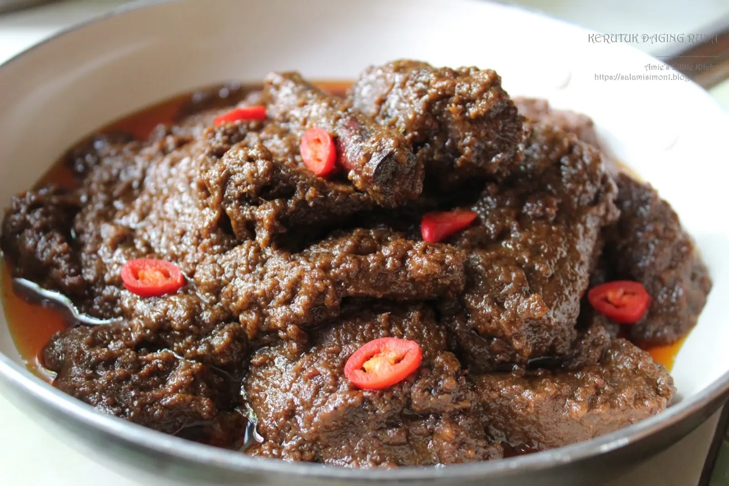Hidangan nasi kunyit daging kerutub di restoran masakan tradisional Terengganu