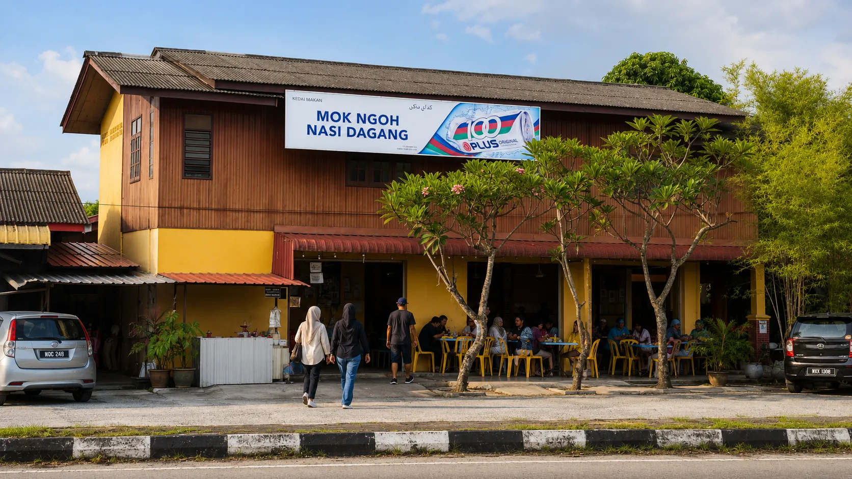 Papan tanda Kedai Makan Mok Ngoh Nasi Dagang di bangunan kayu dua tingkat