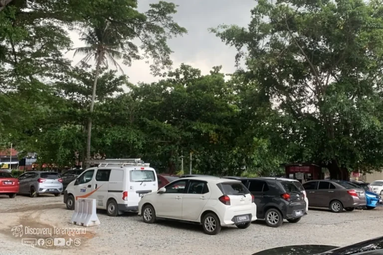 Kawasan parking Bawah Pokok Besar, Jalan Masjid Abidin, Batu Buruk