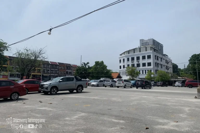 Kawasan parking Dataran Khairulnissah, Kampung Bukit Kecil