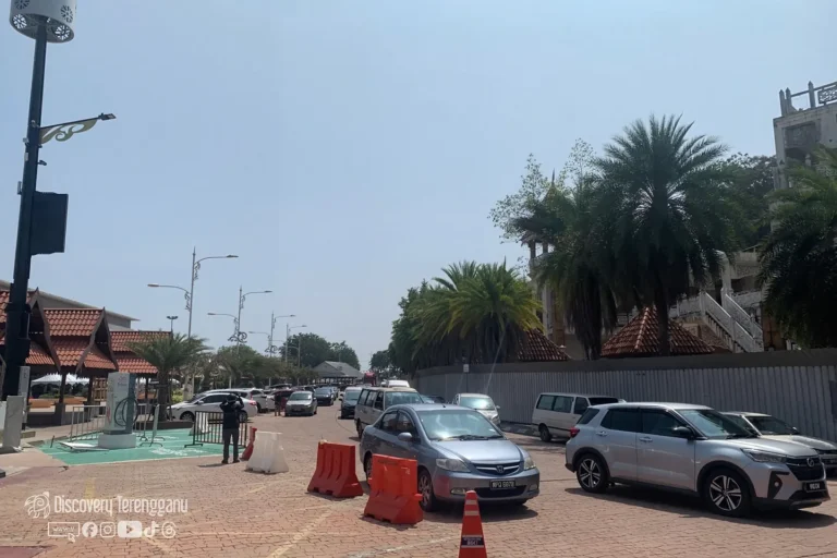 Kawasan parking Depan Pasar Payang, Bandar KT
