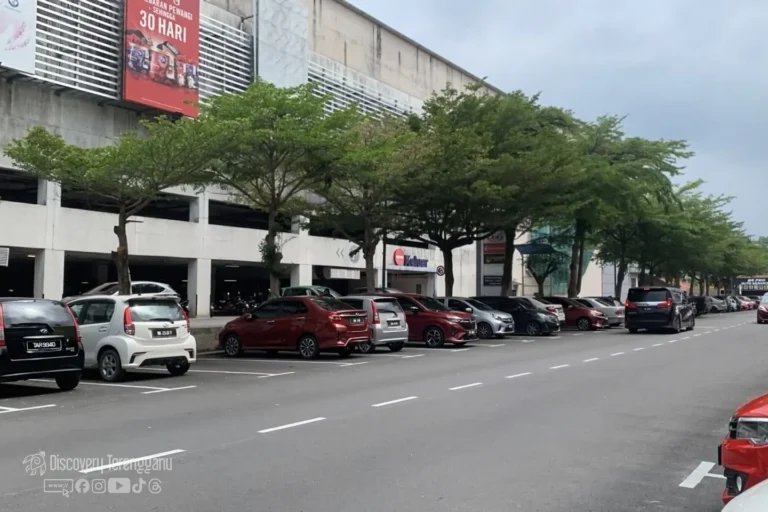 Kawasan parking Luar Mydin Mall Gong Badak, Kampung Air Leleh