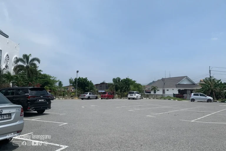 Kawasan parking Masjid Kampung Gong Tok Nasek, Kampung Gong Tok Nasek