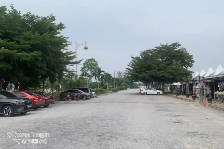 Kawasan parking Masjid Kristal, Pulau Wan Man