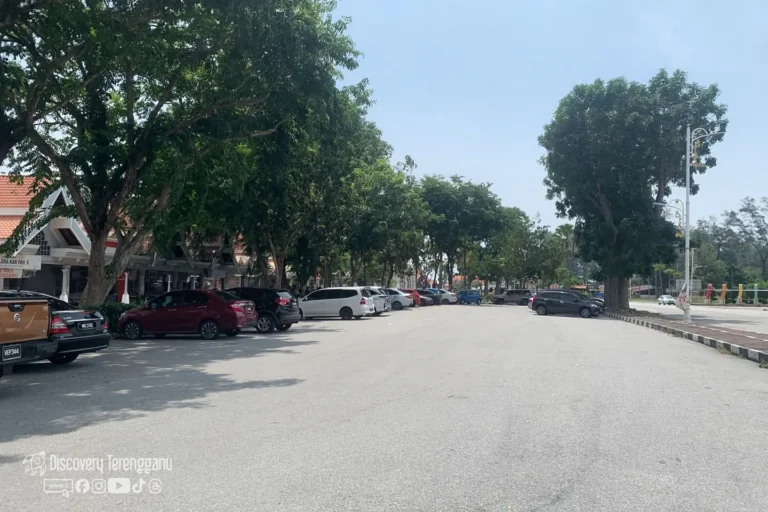 Kawasan parking Medan Selera Pantai Batu Buruk, Batu Buruk