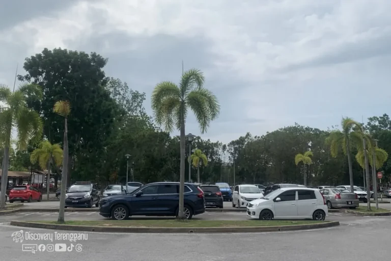 Kawasan parking Perpustakaan UMT, Gong Badak
