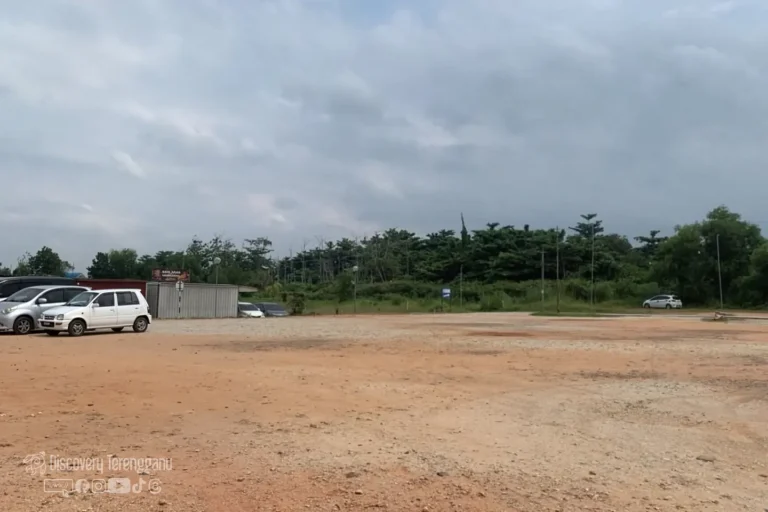 Kawasan parking Sabasun Hyperruncit Wakaf Tembesu, Kampung Air Leleh