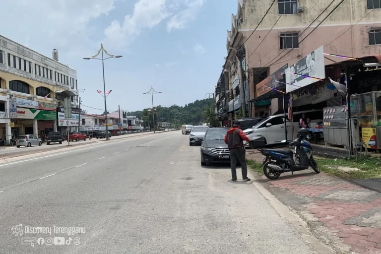 Kawasan parking Suka Makan (Kedai Komputer), Kampung Bukit Kecil