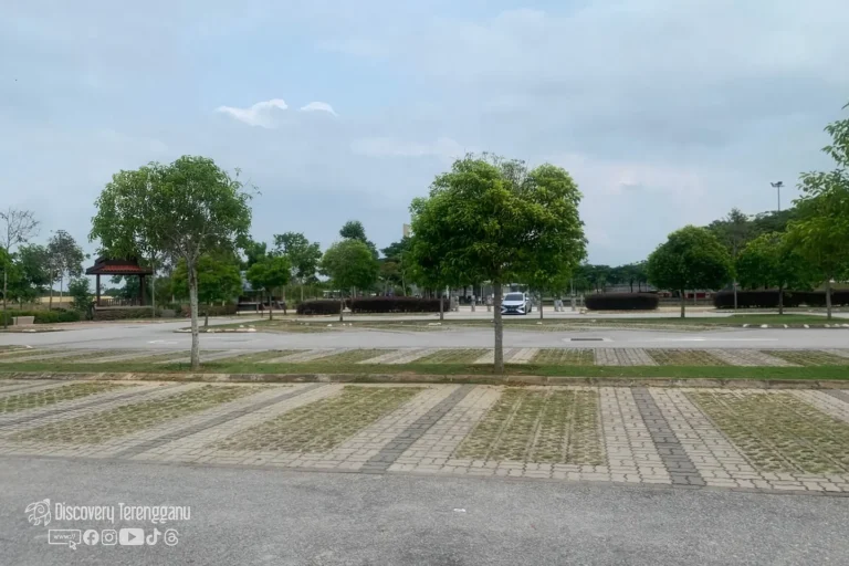 Kawasan parking Taman Tasik Kuala Nerus, Kampung Gelong Gajah