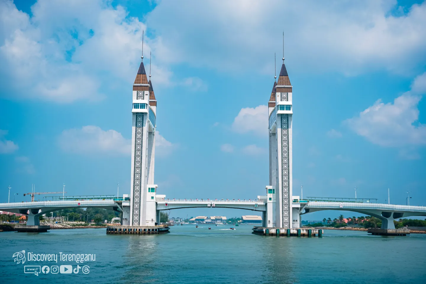 Drawbridge Terengganu Jambatan Angkat Kuala Terengganu merentangi Sungai Terengganu