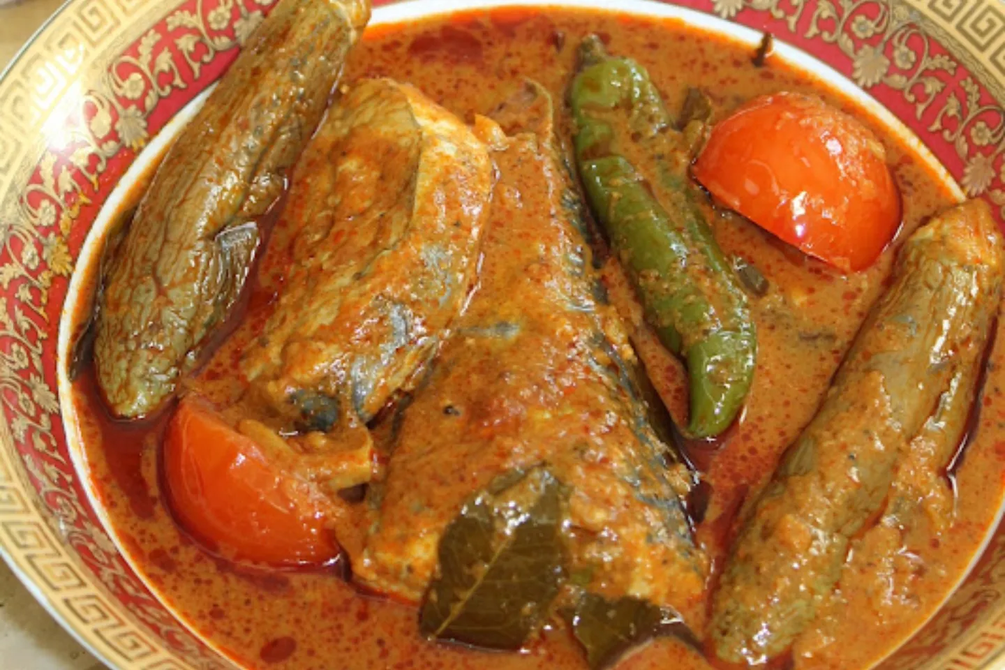 Kuah kari ikan tenggiri yang pekat dan berempah